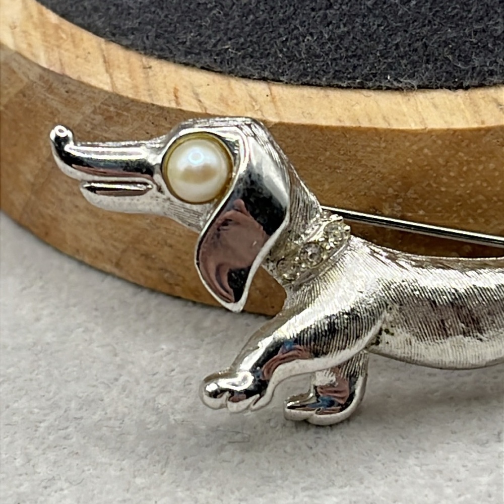 Vintage Kramer Dachshund brooch large faux pearl eye rhinestone collar 2 inches - Picture 2 of 7